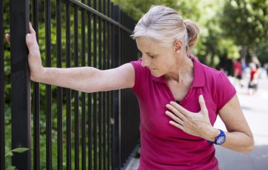 Почему женщины чаще мужчин не обращают внимания на симптомы сердечного приступа?